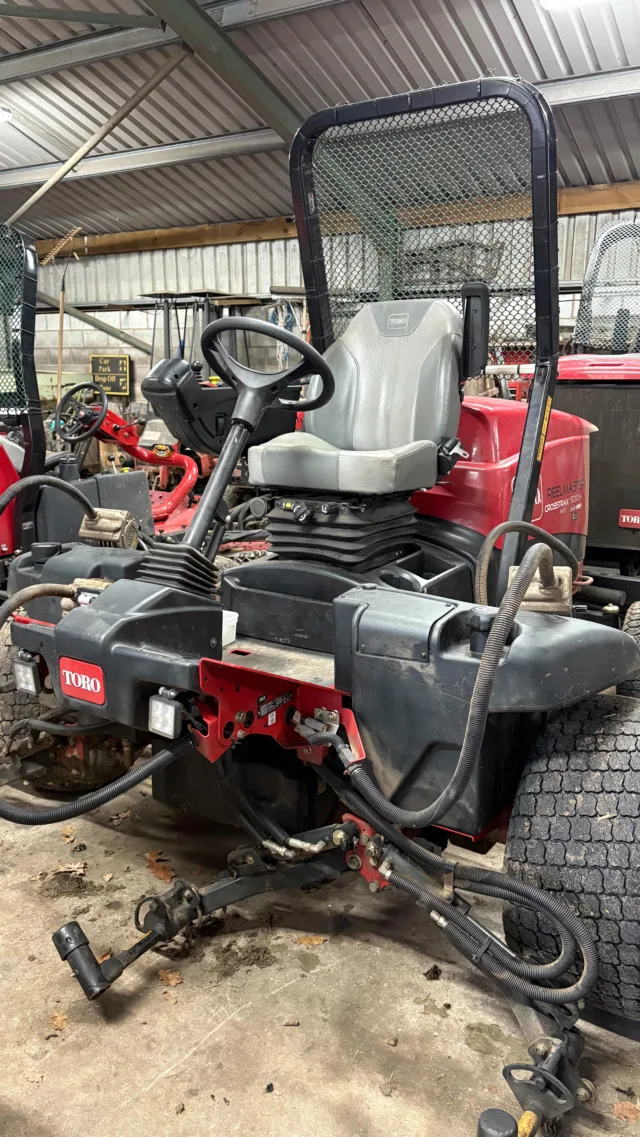 Some winter maintenance… sharpening the blades for the fairway mower… All part of the continuous maintenance programme, ensuring the best cut to present the best fairways.

📍Houghwood

*video is sped up